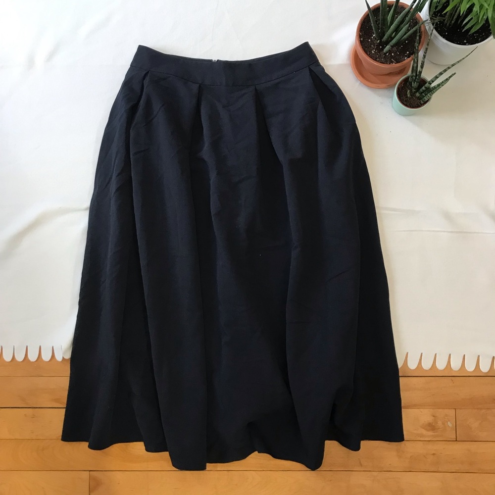 Beautiful, full pocket midi skirt in navy blue